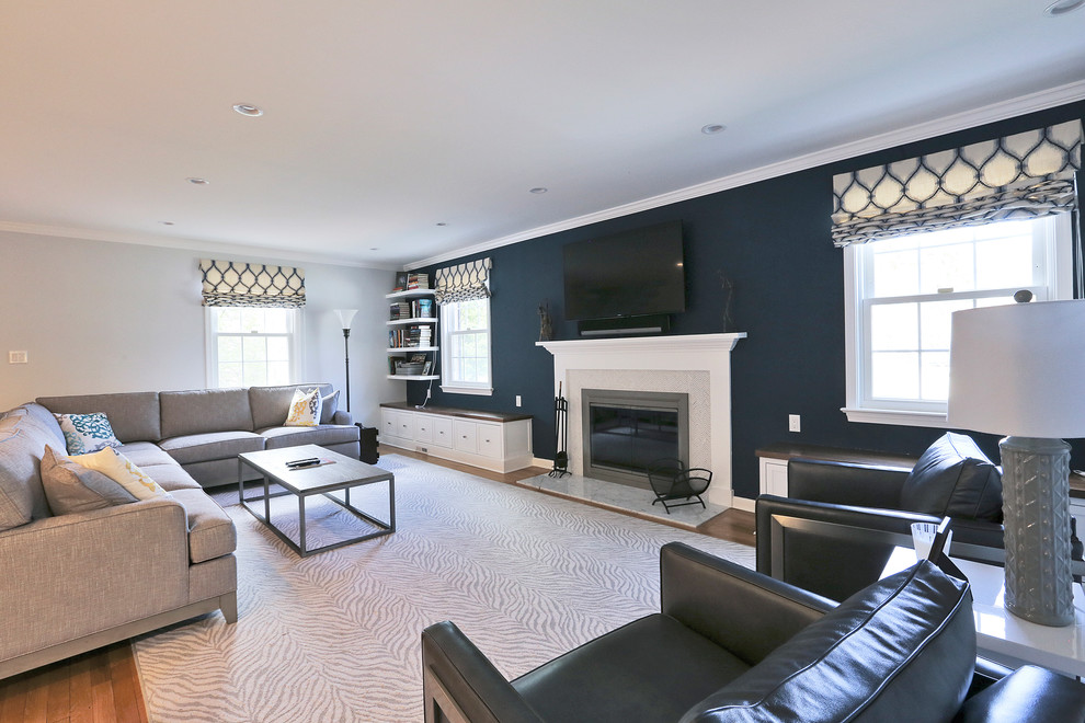 Стильный дизайн: открытая гостиная комната среднего размера в стиле ретро с синими стенами, светлым паркетным полом, стандартным камином, фасадом камина из плитки и отдельно стоящим телевизором - последний тренд