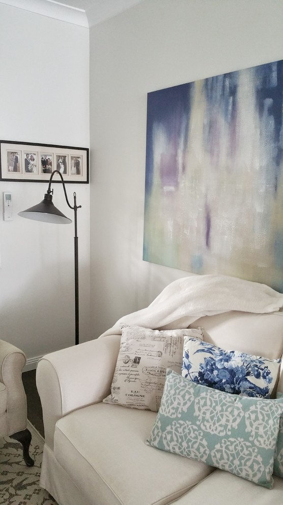 Kleines, Offenes Shabby-Chic Wohnzimmer mit weißer Wandfarbe, dunklem Holzboden, Kamin, Kaminumrandung aus Backstein und TV-Wand in Sydney