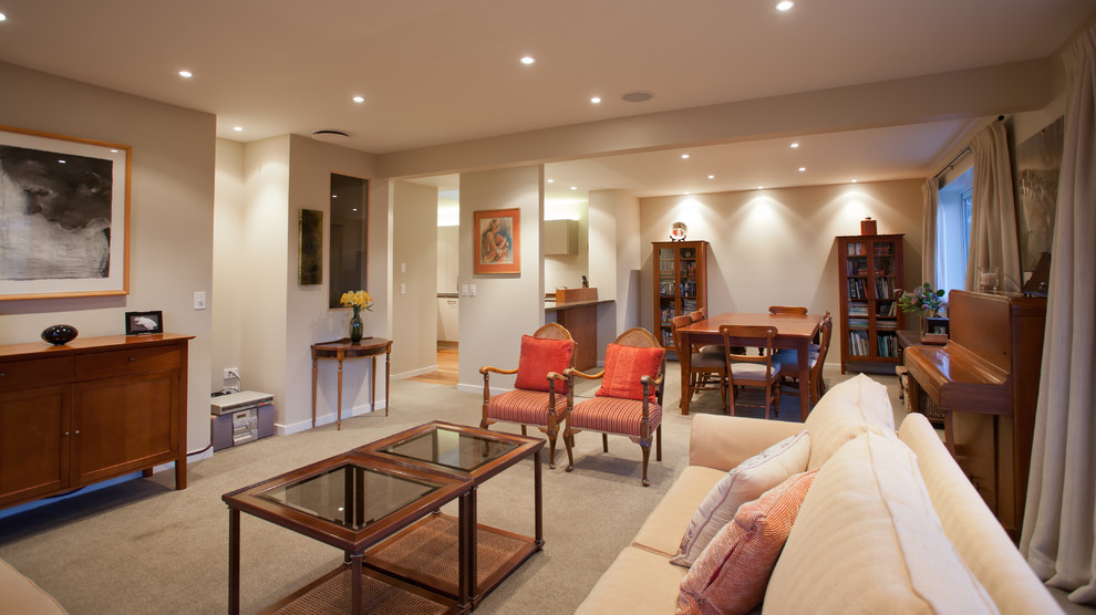 Idee per un soggiorno design di medie dimensioni e aperto con pareti beige e moquette