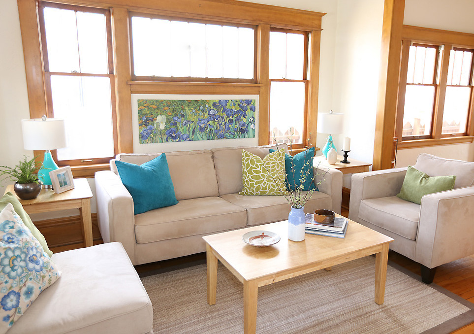 Стильный дизайн: маленькая изолированная гостиная комната в стиле кантри с белыми стенами, паркетным полом среднего тона, скрытым телевизором и разноцветным полом без камина для на участке и в саду - последний тренд
