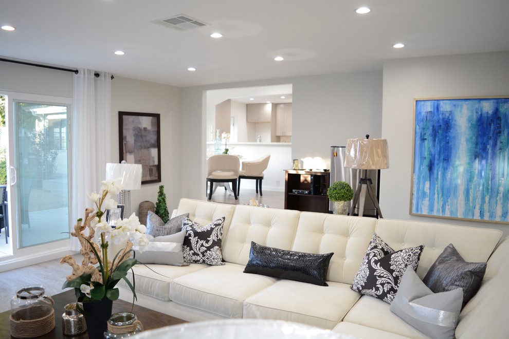 Modernes Wohnzimmer mit weißer Wandfarbe und grauem Boden in Los Angeles