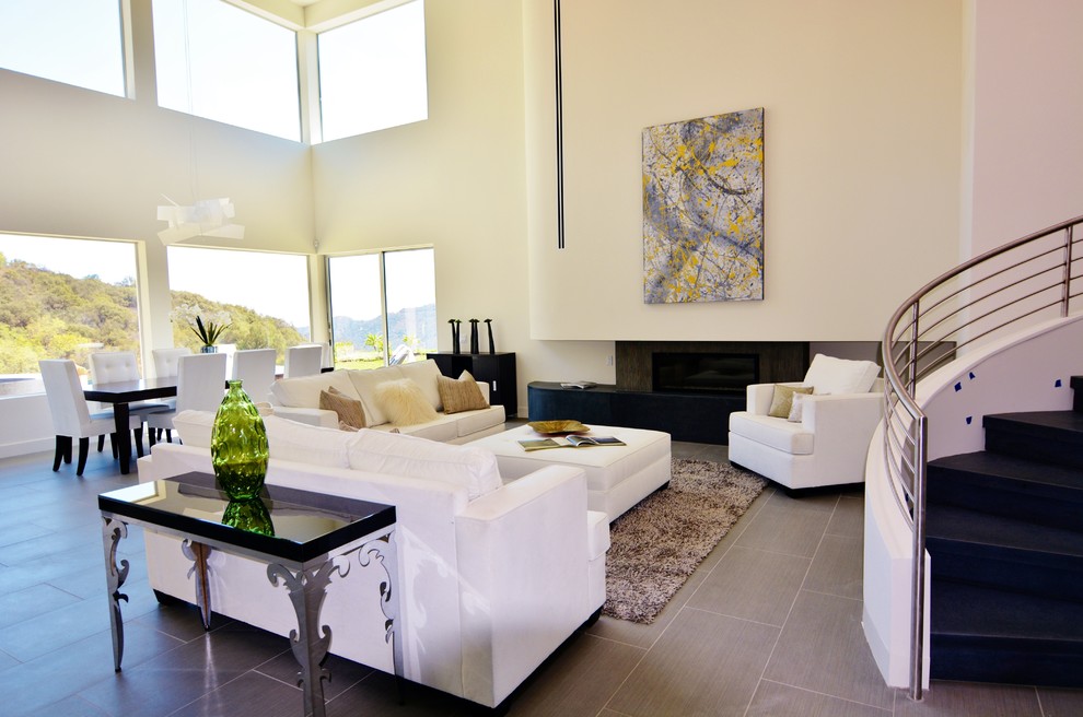 Cette image montre un salon design ouvert avec un mur beige et une cheminée ribbon.