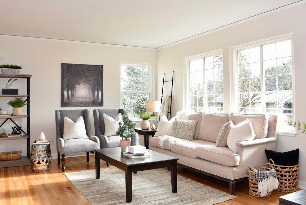 На фото: гостиная комната в стиле неоклассика (современная классика) с белыми стенами, паркетным полом среднего тона и коричневым полом без камина