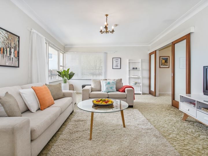 Idee per un soggiorno minimal di medie dimensioni e aperto con pareti beige, moquette, TV autoportante e pavimento giallo