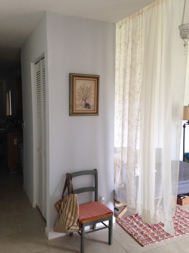 Cette image montre un petit salon style shabby chic ouvert avec un sol en carrelage de céramique et un mur violet.