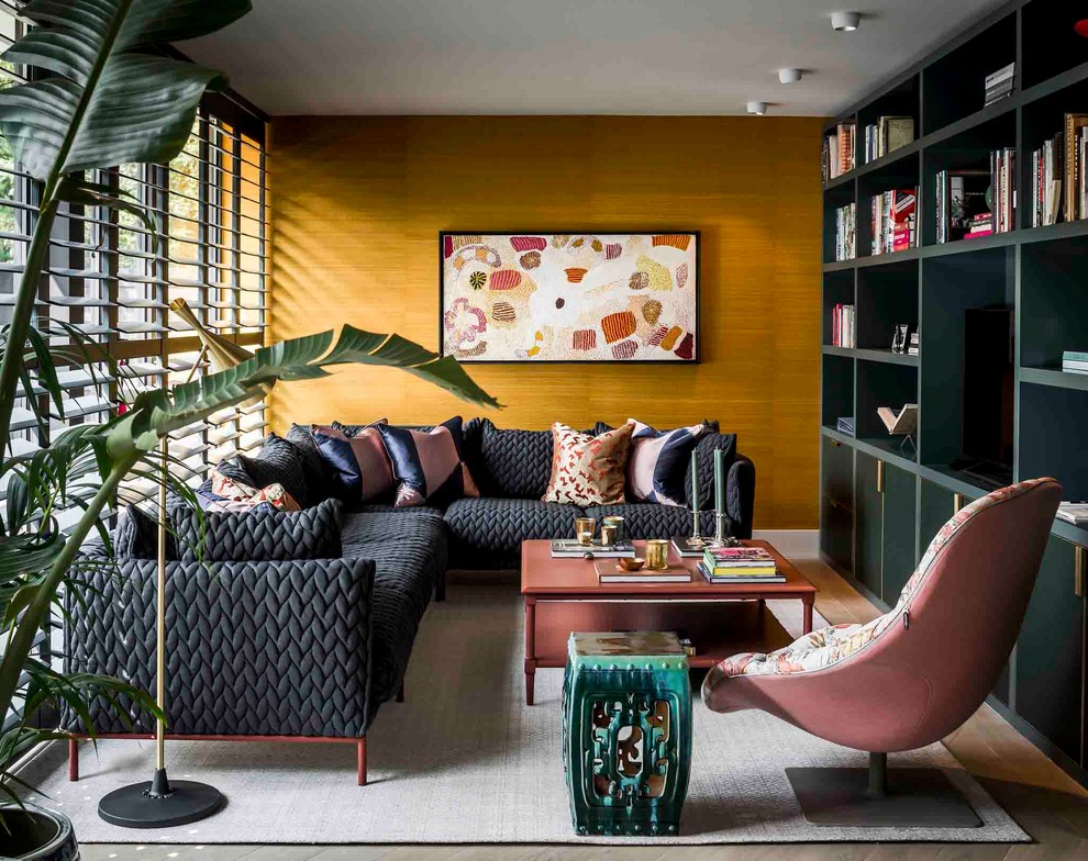 Idee per un soggiorno eclettico con pareti marroni, parquet scuro e pavimento marrone