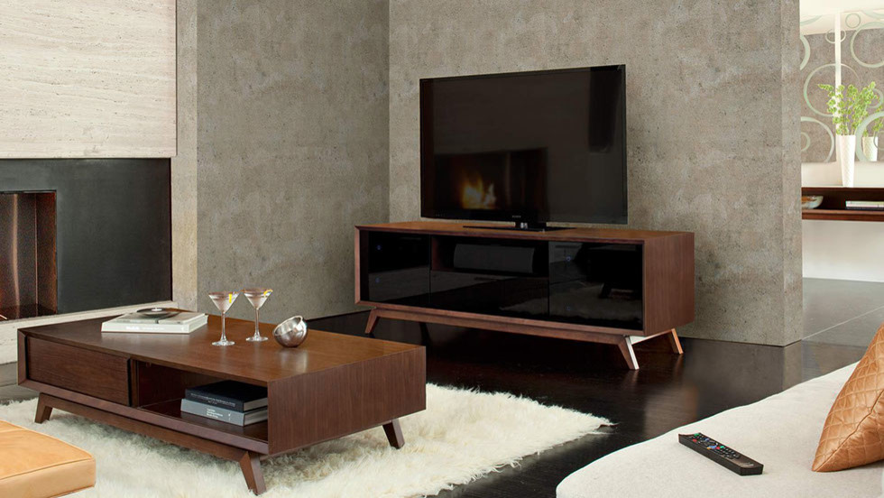 Cette image montre un salon design de taille moyenne et ouvert avec un mur marron, parquet foncé, aucune cheminée, un téléviseur indépendant et un sol marron.