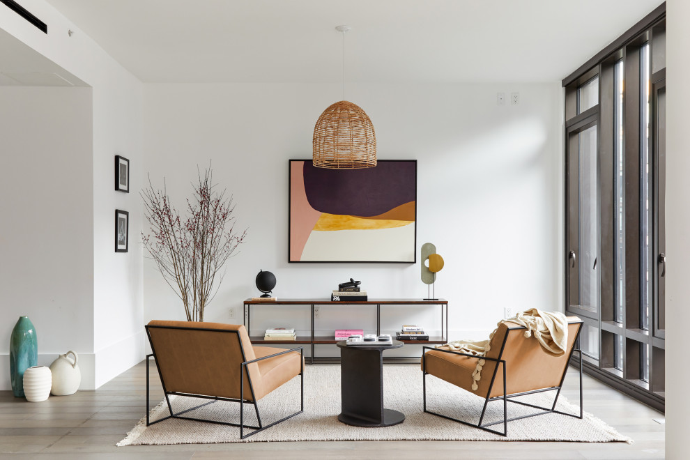 Repräsentatives, Fernseherloses, Offenes Modernes Wohnzimmer ohne Kamin mit weißer Wandfarbe, hellem Holzboden und beigem Boden in New York