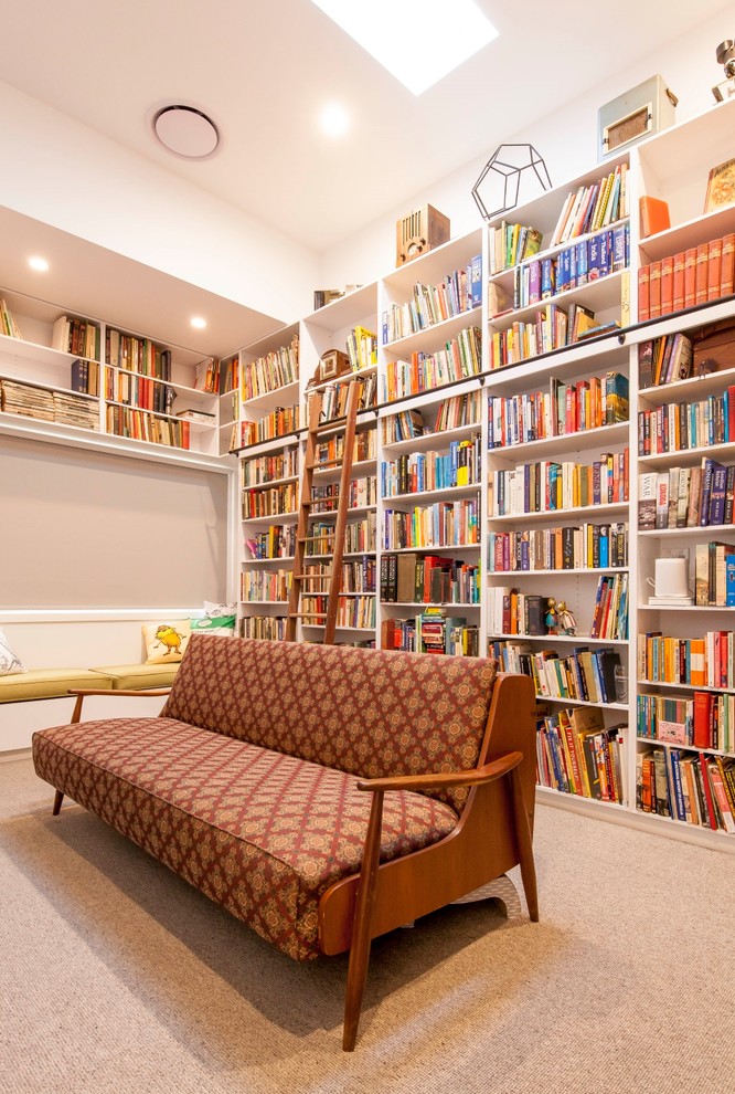 Стильный дизайн: изолированная гостиная комната среднего размера в современном стиле с с книжными шкафами и полками, белыми стенами, ковровым покрытием, отдельно стоящим телевизором и серым полом без камина - последний тренд