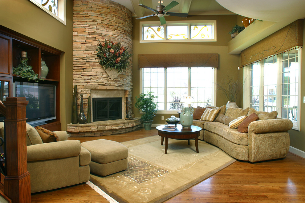 This is an example of a contemporary living room in Cincinnati.