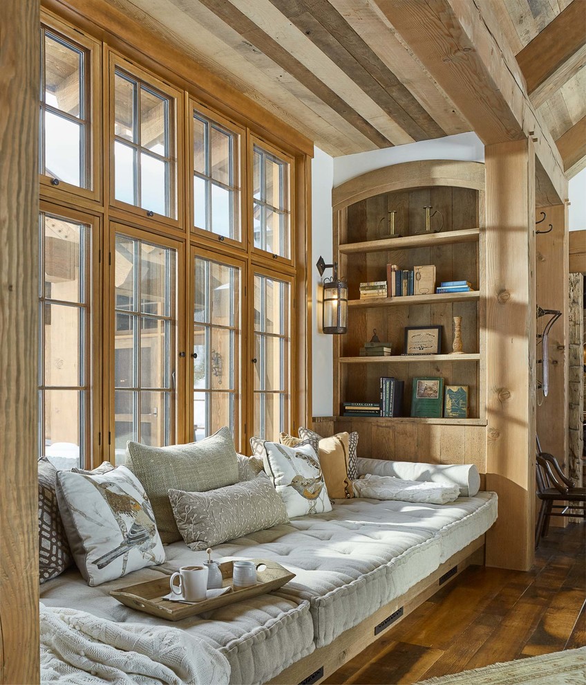 На фото: гостиная комната в стиле рустика с белыми стенами, паркетным полом среднего тона и коричневым полом с