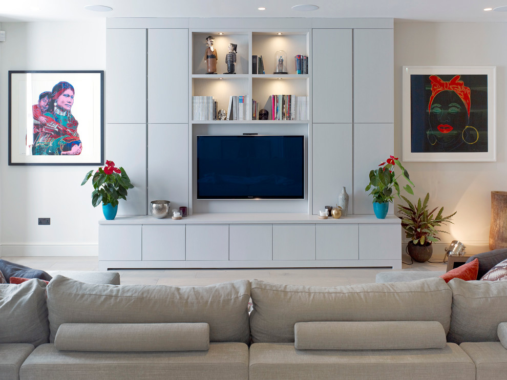 Inspiration för moderna vardagsrum, med en väggmonterad TV