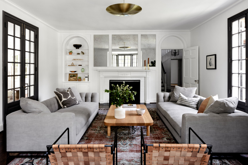 Idee per un grande soggiorno minimal chiuso con pareti bianche, parquet scuro e pavimento marrone