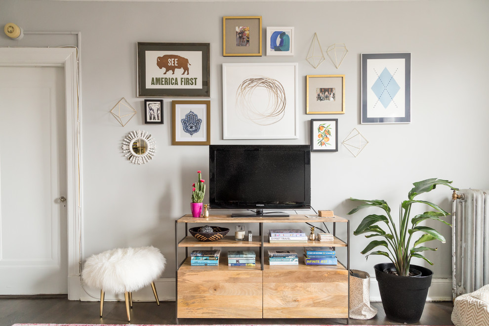 Mittelgroßes, Offenes Stilmix Wohnzimmer ohne Kamin mit beiger Wandfarbe, dunklem Holzboden und freistehendem TV in Washington, D.C.