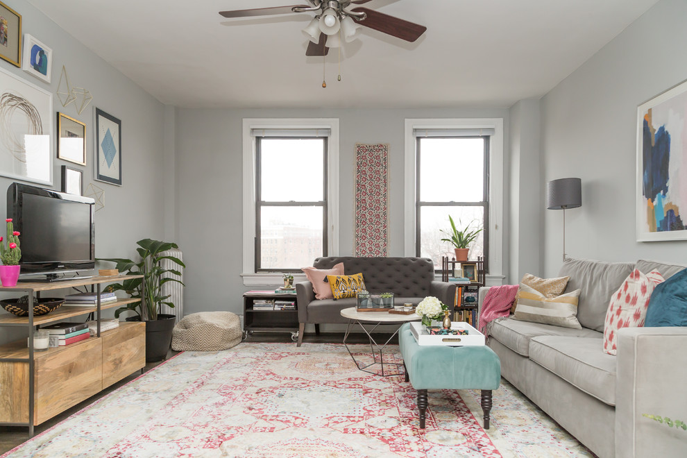 Mittelgroßes, Offenes Stilmix Wohnzimmer ohne Kamin mit beiger Wandfarbe, dunklem Holzboden und freistehendem TV in Washington, D.C.