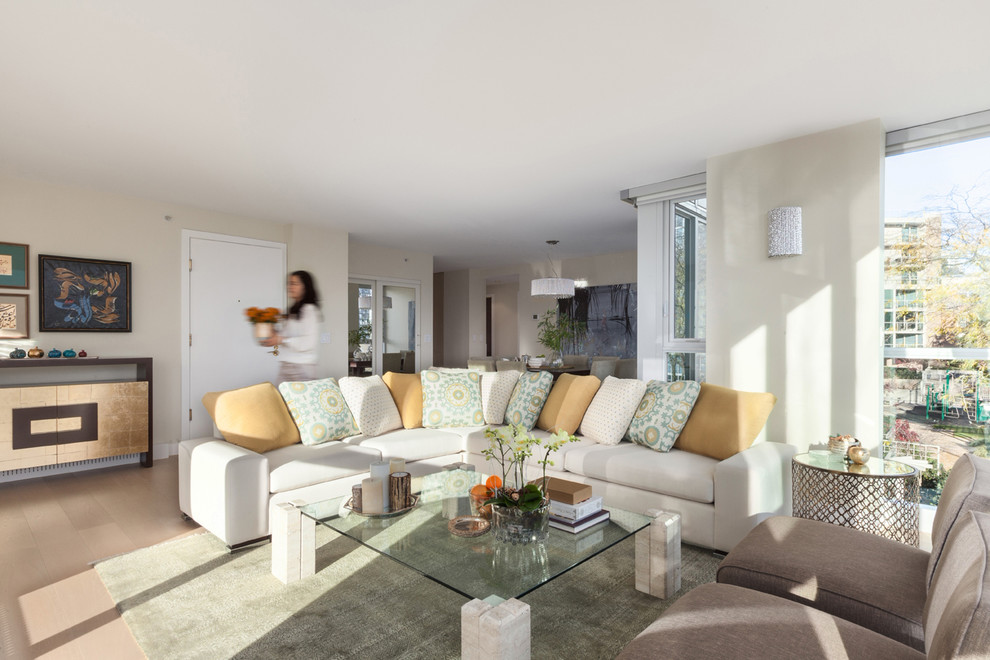 Immagine di un grande soggiorno classico aperto con sala formale, pareti beige, parquet chiaro e nessuna TV