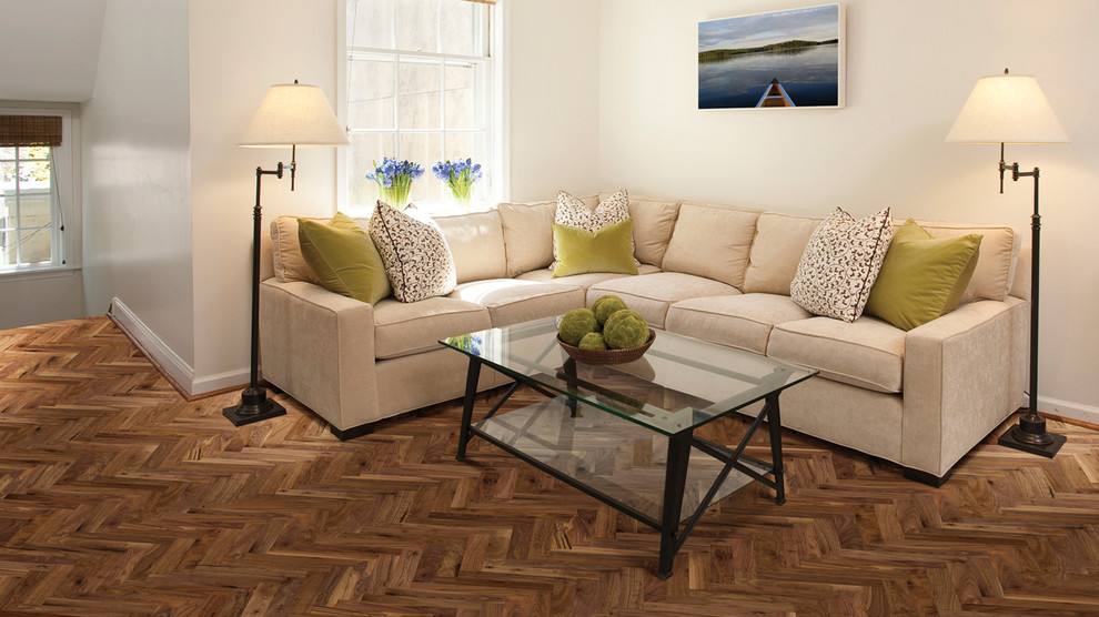 Klassisches Wohnzimmer mit weißer Wandfarbe und braunem Holzboden in Orange County
