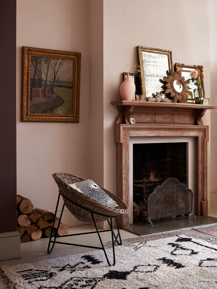 На фото: гостиная комната в стиле ретро с розовыми стенами с