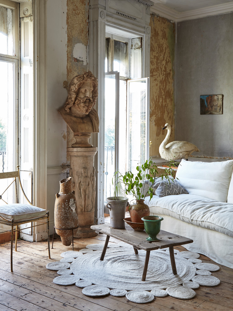 Rustikales Wohnzimmer mit bunten Wänden und braunem Holzboden in London