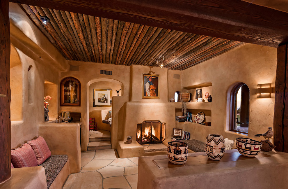 Cette image montre un salon sud-ouest américain avec un mur marron, une cheminée standard et un sol beige.