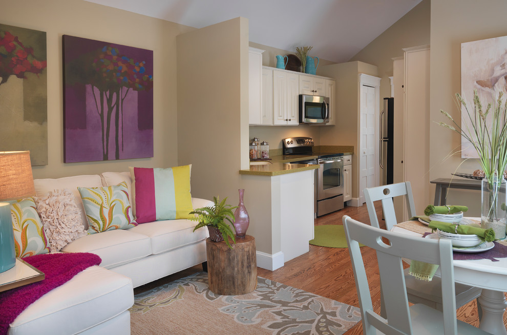 Exemple d'un petit salon tendance ouvert avec un mur beige et un sol en bois brun.