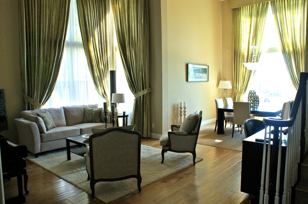 Immagine di un grande soggiorno chic con sala formale, pareti gialle e pavimento in legno massello medio