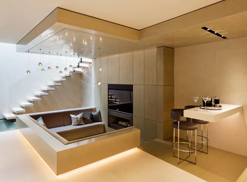 Diseño de salón con barra de bar cerrado contemporáneo de tamaño medio con paredes beige, chimenea lineal, pared multimedia y suelo beige