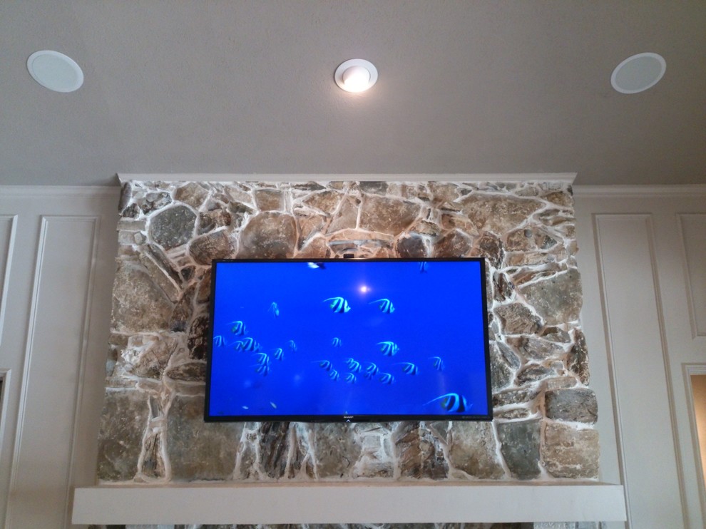 Exemple d'un salon chic avec un téléviseur fixé au mur.