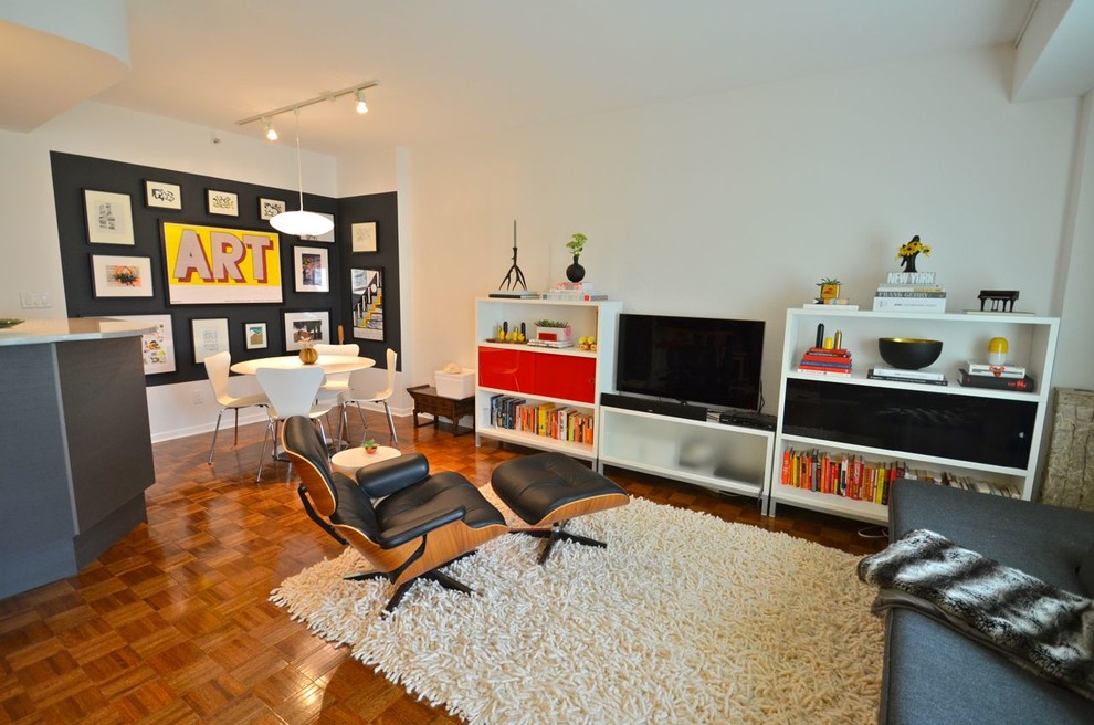 Modelo de salón vintage de tamaño medio sin chimenea con paredes blancas, suelo de madera en tonos medios y televisor independiente