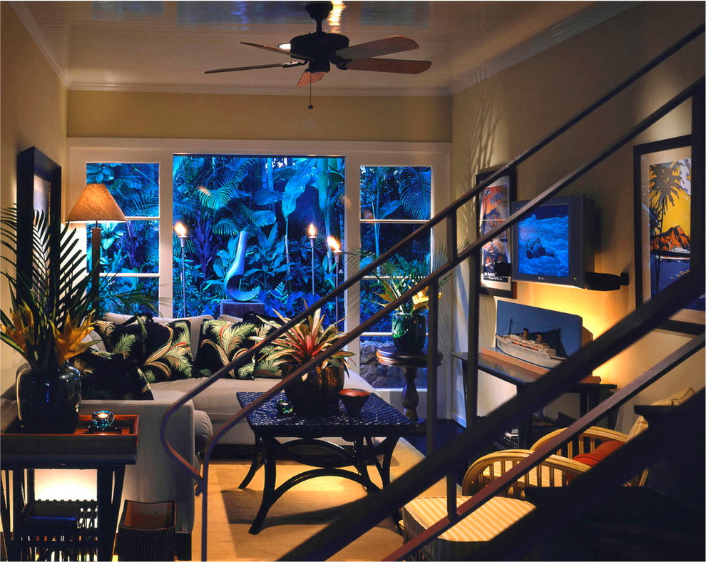 Imagen de salón para visitas abierto exótico de tamaño medio sin chimenea con paredes amarillas, moqueta y televisor colgado en la pared