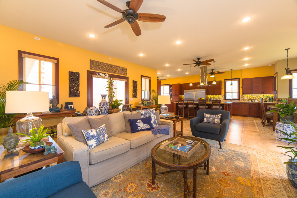 Großes, Repräsentatives, Offenes Asiatisches Wohnzimmer mit gelber Wandfarbe, Keramikboden und TV-Wand in Hawaii