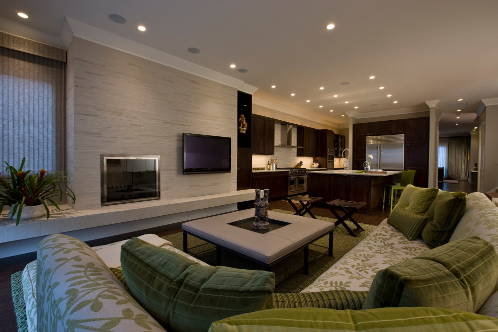 На фото: изолированная гостиная комната в современном стиле с серыми стенами, темным паркетным полом, телевизором на стене и коричневым полом