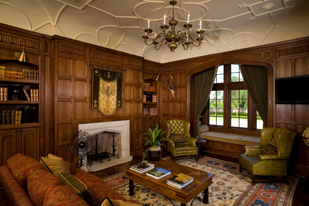 Große, Abgetrennte Klassische Bibliothek ohne Kamin mit braunem Holzboden, TV-Wand und brauner Wandfarbe in Atlanta
