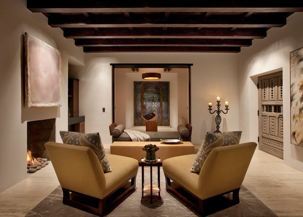 Repräsentatives, Abgetrenntes Mediterranes Wohnzimmer mit weißer Wandfarbe und Kamin in Santa Barbara