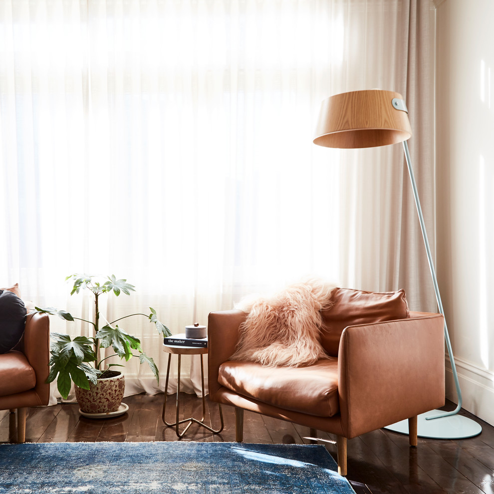 Foto di un soggiorno contemporaneo di medie dimensioni e chiuso con parquet scuro e pavimento marrone