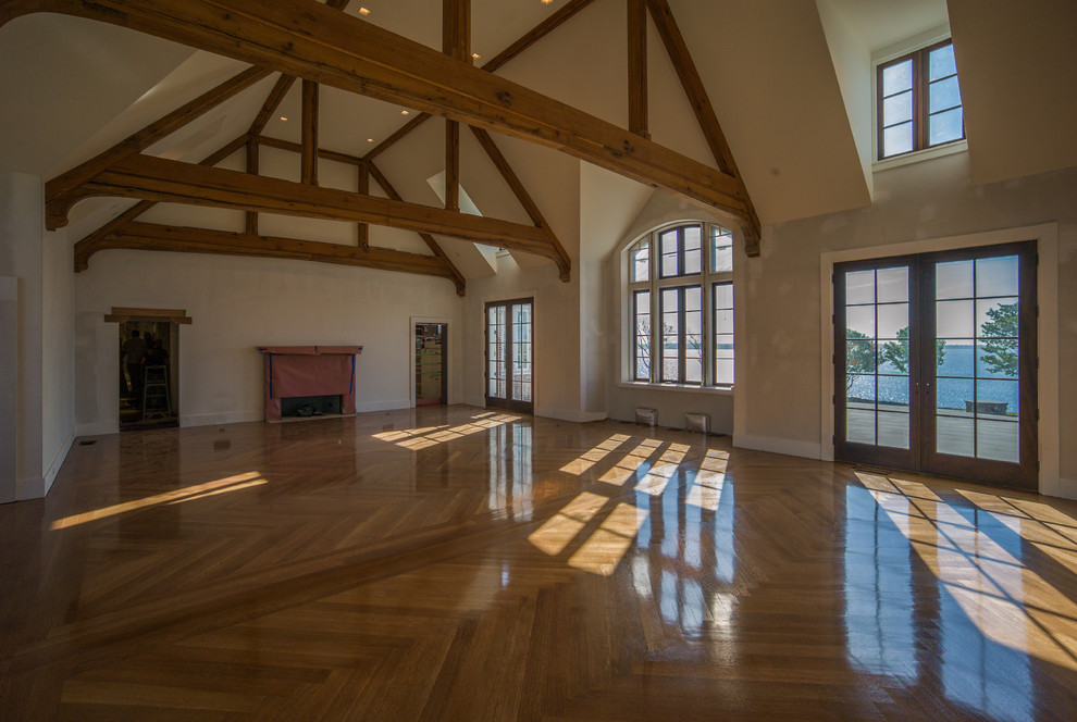 Foto de salón abierto grande sin televisor con suelo de madera en tonos medios y todas las chimeneas