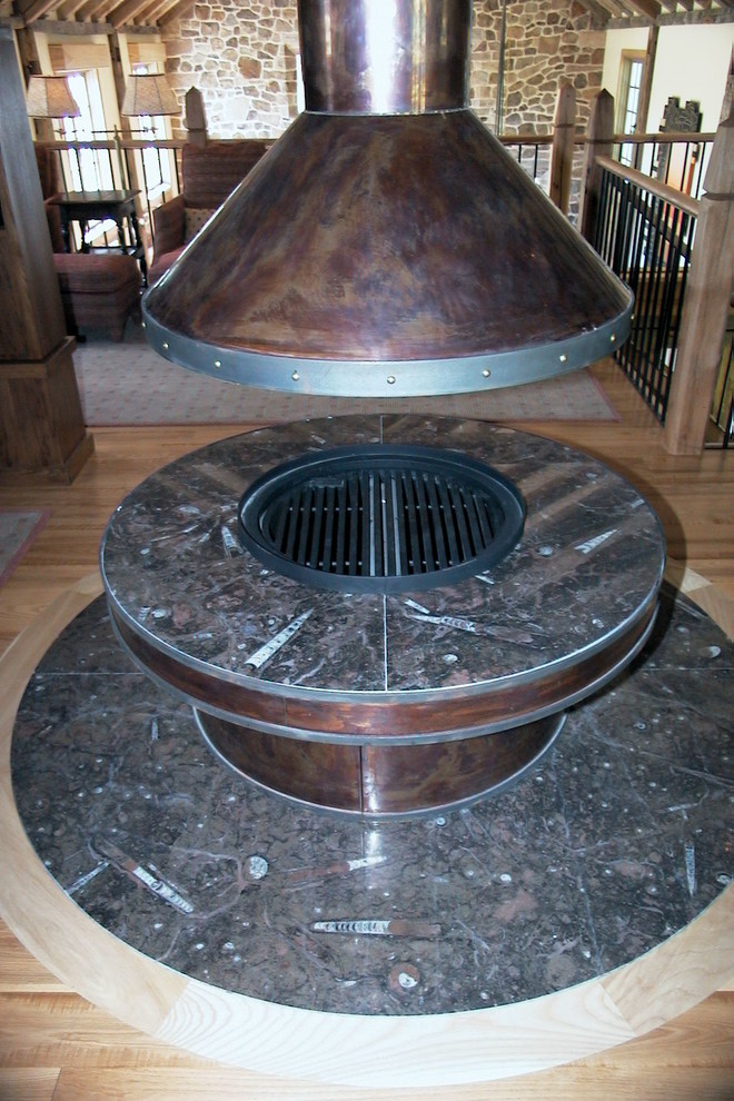 フィラデルフィアにある高級な広いトラディショナルスタイルのおしゃれなLDK (マルチカラーの壁、無垢フローリング、石材の暖炉まわり、吊り下げ式暖炉) の写真