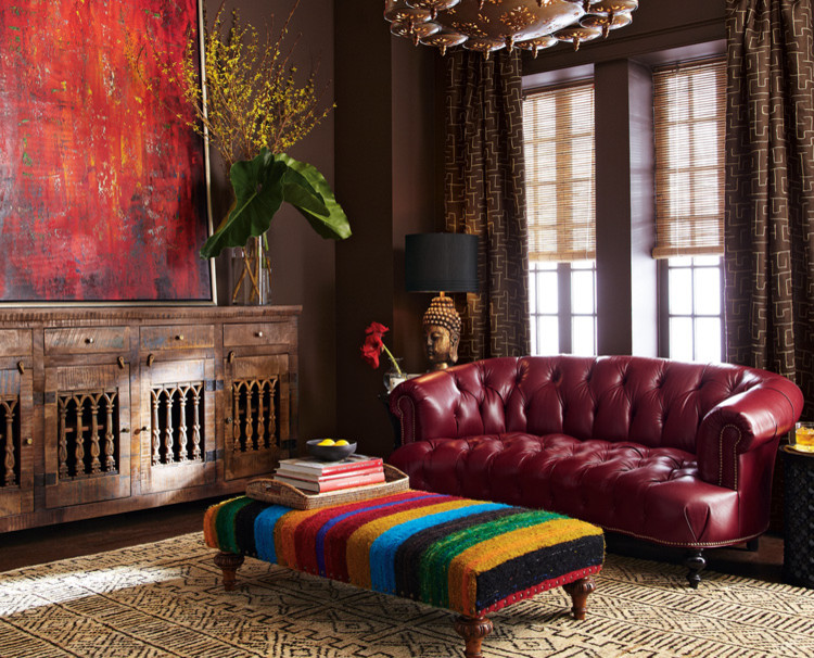 На фото: гостиная комната в стиле фьюжн с бордовым диваном