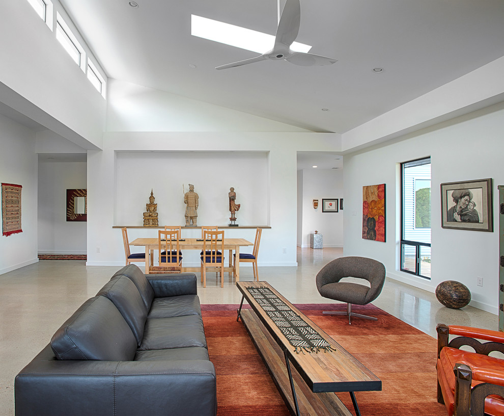 Стильный дизайн: открытая гостиная комната среднего размера в восточном стиле с бетонным полом и белыми стенами - последний тренд