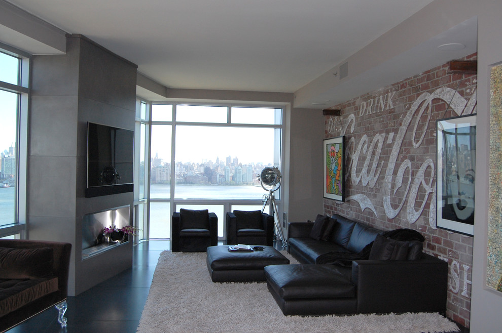 Foto på ett stort funkis loftrum, med grå väggar, en bred öppen spis och en väggmonterad TV