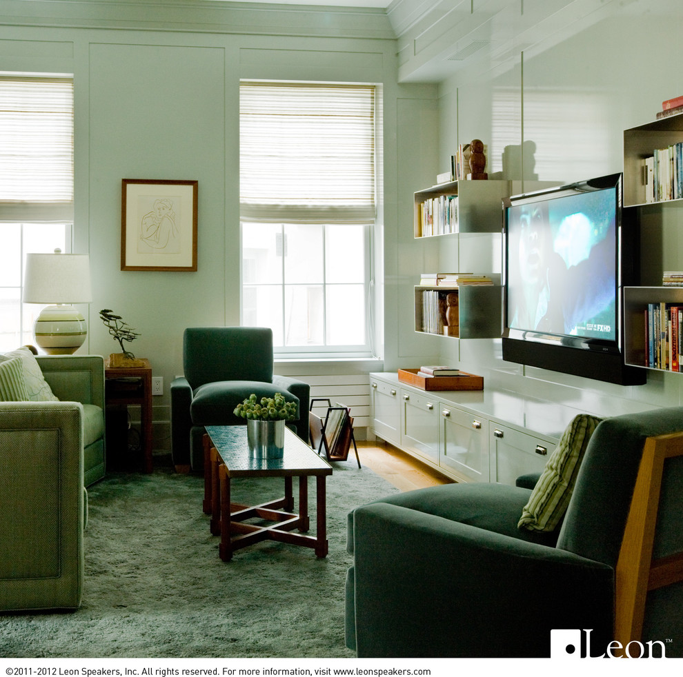 Idee per un piccolo soggiorno classico chiuso con pareti bianche, pavimento in legno massello medio, nessun camino e TV a parete