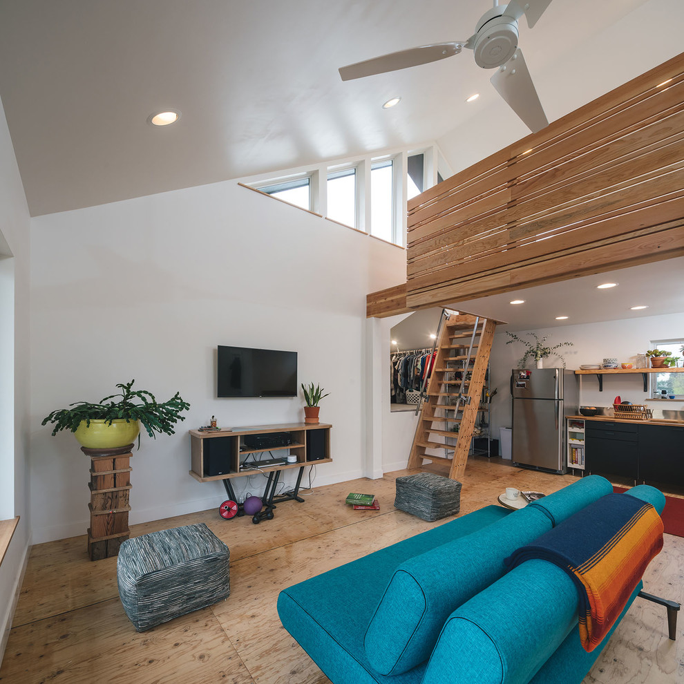 Idéer för små funkis vardagsrum, med plywoodgolv