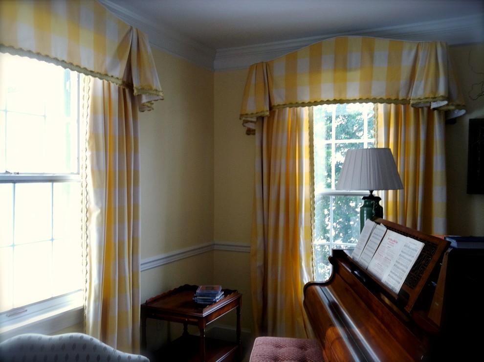 Foto på ett mellanstort vintage separat vardagsrum, med ett musikrum, gula väggar och mellanmörkt trägolv