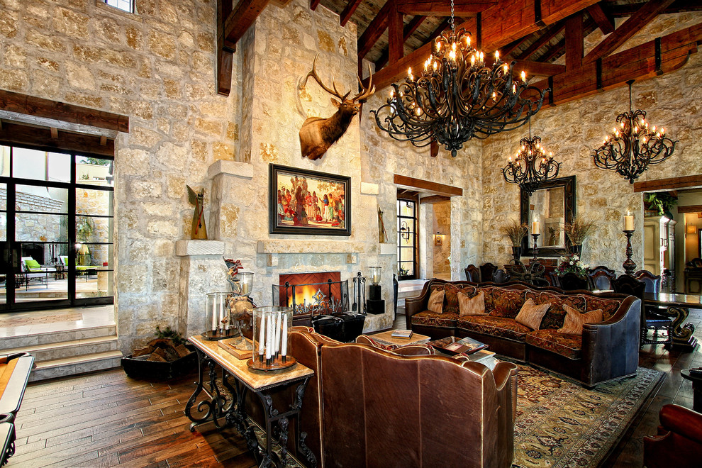 Geräumiges, Fernseherloses Mediterranes Wohnzimmer mit Kamin und Kaminumrandung aus Stein in Austin