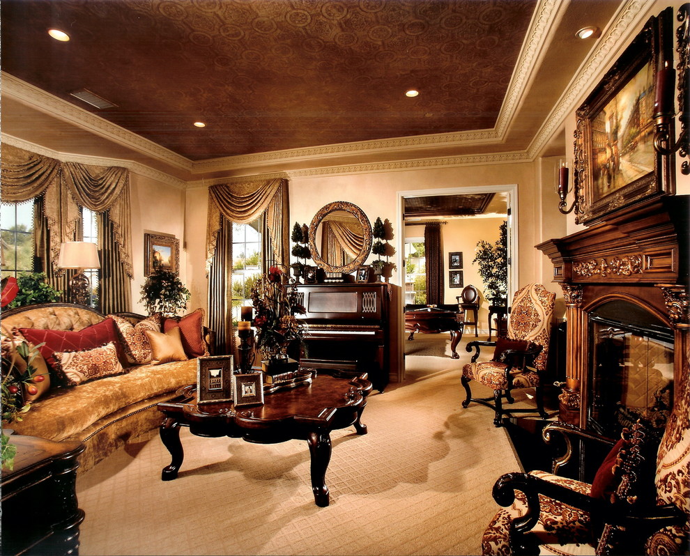 На фото: гостиная комната в классическом стиле с музыкальной комнатой и ковровым покрытием с