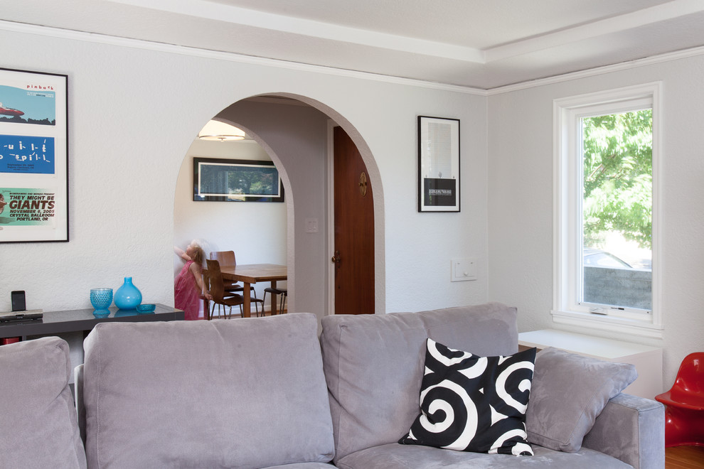 Идея дизайна: маленькая изолированная гостиная комната в стиле модернизм с серыми стенами и паркетным полом среднего тона для на участке и в саду