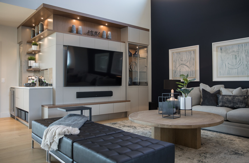Immagine di un soggiorno contemporaneo aperto con pareti nere, parquet chiaro, nessun camino, TV a parete e pavimento beige
