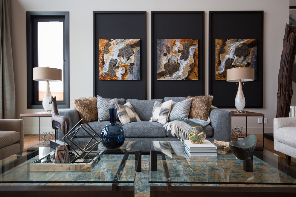 Geräumiges, Repräsentatives, Fernseherloses, Offenes Modernes Wohnzimmer mit grauer Wandfarbe, braunem Holzboden, Tunnelkamin und Kaminumrandung aus Metall in Calgary