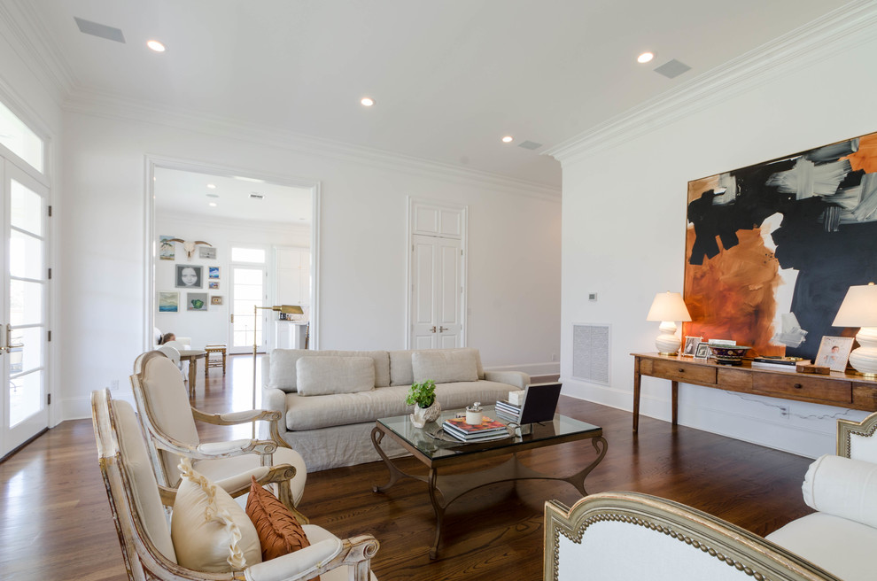 Exempel på ett mellanstort klassiskt separat vardagsrum, med ett finrum, vita väggar, mörkt trägolv, en standard öppen spis, en spiselkrans i trä och en väggmonterad TV