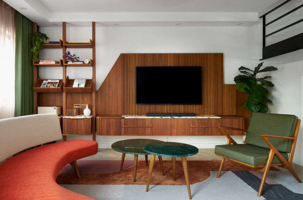 Стильный дизайн: гостиная комната в стиле ретро с белыми стенами, светлым паркетным полом, телевизором на стене и бежевым полом - последний тренд